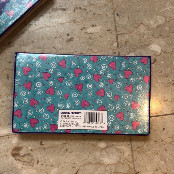 NWOT Hearts and Crafts complete enclosed watercolor kit - Picture 6 of 12